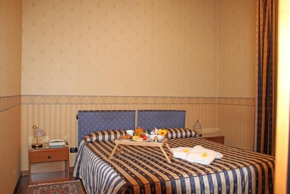 Albergo Ristorante Leon D'Oro نوفينتا دي بْيافي المظهر الخارجي الصورة