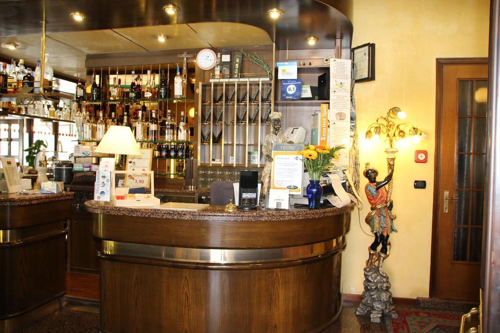 Albergo Ristorante Leon D'Oro نوفينتا دي بْيافي المظهر الخارجي الصورة