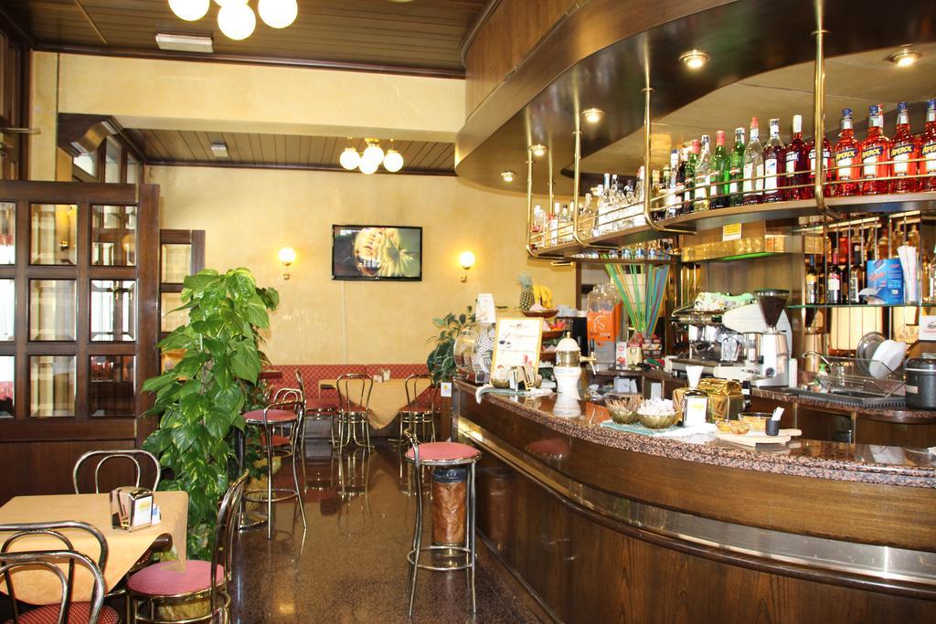 Albergo Ristorante Leon D'Oro نوفينتا دي بْيافي المظهر الخارجي الصورة
