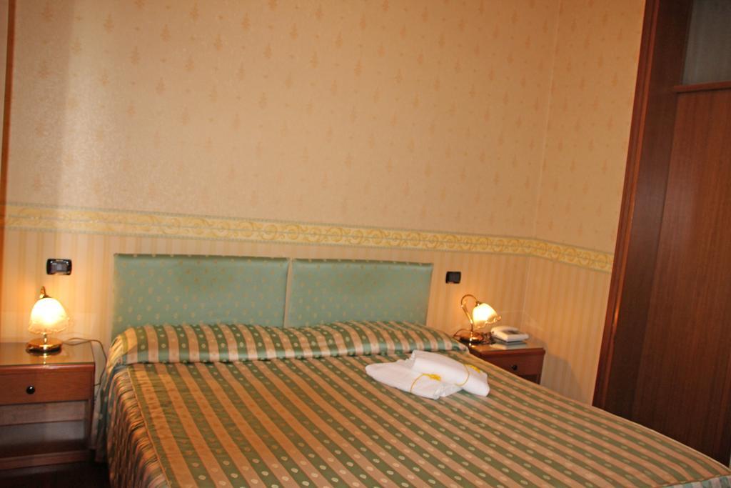 Albergo Ristorante Leon D'Oro نوفينتا دي بْيافي المظهر الخارجي الصورة