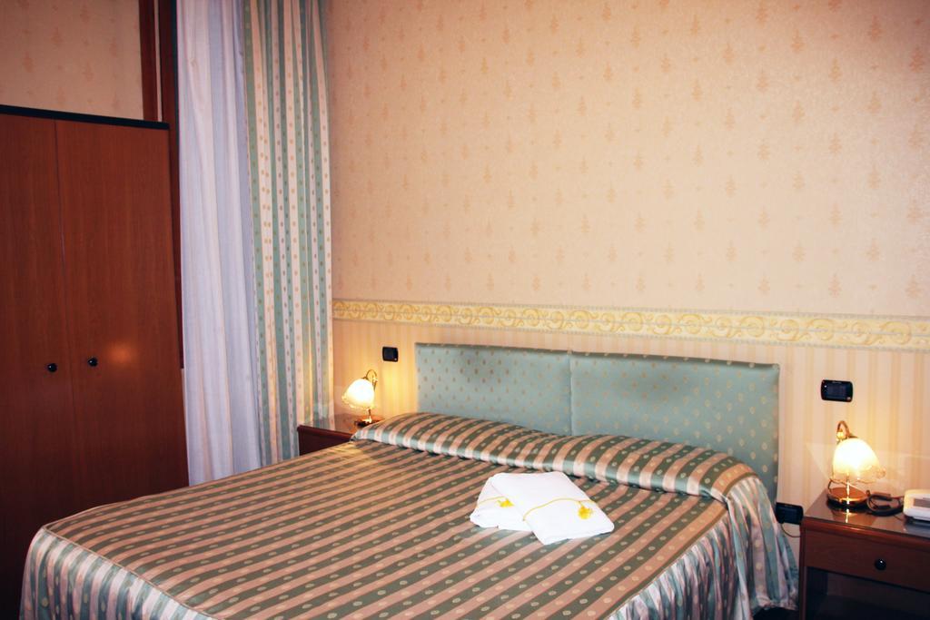 Albergo Ristorante Leon D'Oro نوفينتا دي بْيافي المظهر الخارجي الصورة