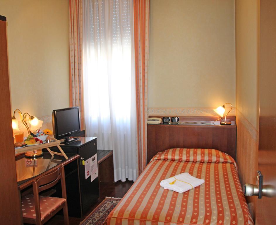 Albergo Ristorante Leon D'Oro نوفينتا دي بْيافي المظهر الخارجي الصورة