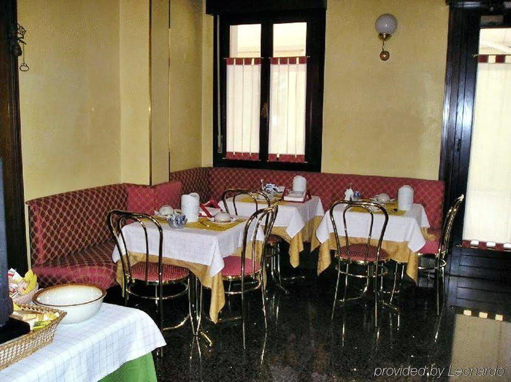 Albergo Ristorante Leon D'Oro نوفينتا دي بْيافي المظهر الخارجي الصورة