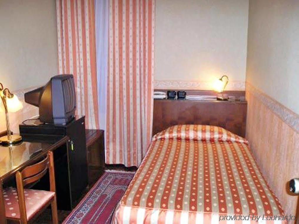 Albergo Ristorante Leon D'Oro نوفينتا دي بْيافي المظهر الخارجي الصورة