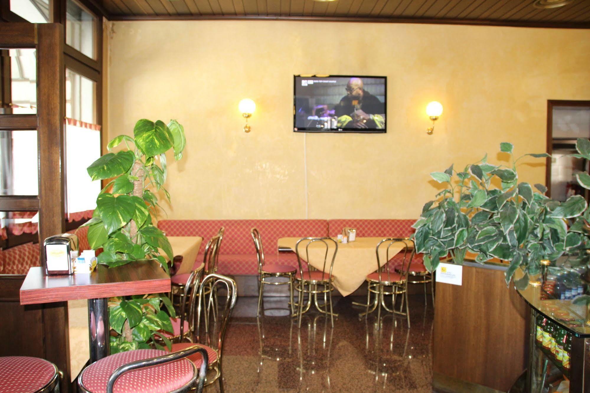 Albergo Ristorante Leon D'Oro نوفينتا دي بْيافي المظهر الخارجي الصورة