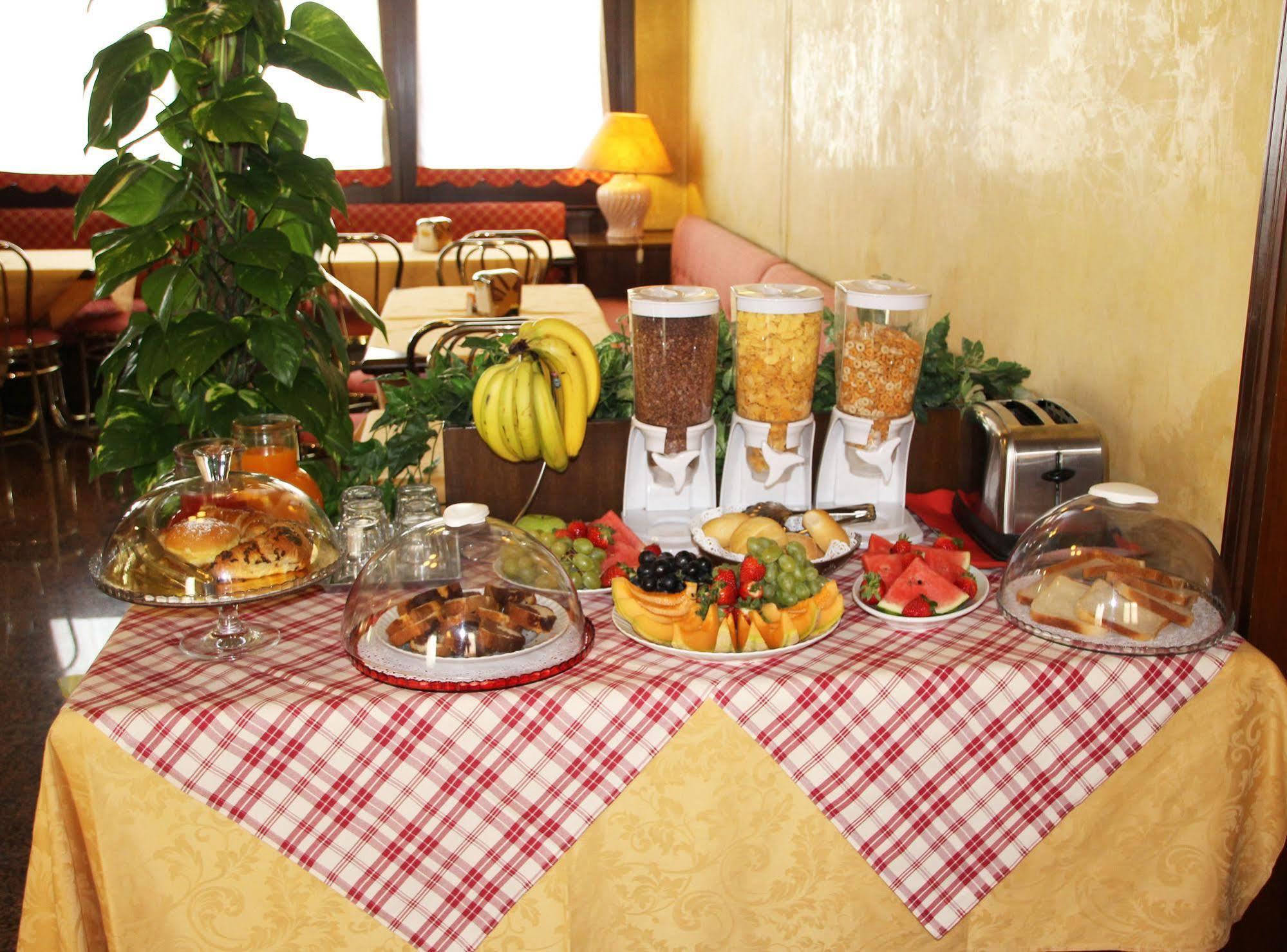 Albergo Ristorante Leon D'Oro نوفينتا دي بْيافي المظهر الخارجي الصورة