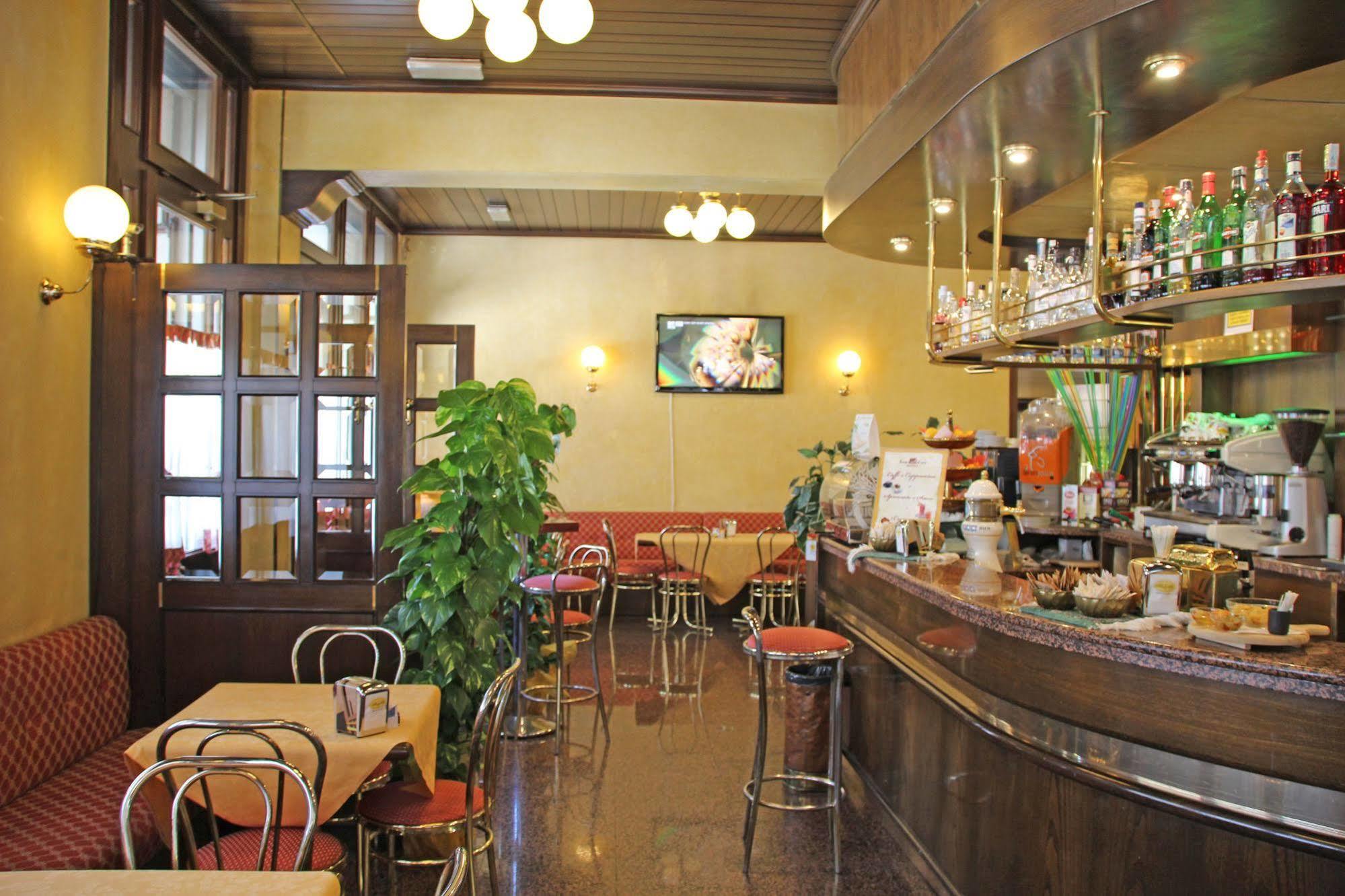 Albergo Ristorante Leon D'Oro نوفينتا دي بْيافي المظهر الخارجي الصورة