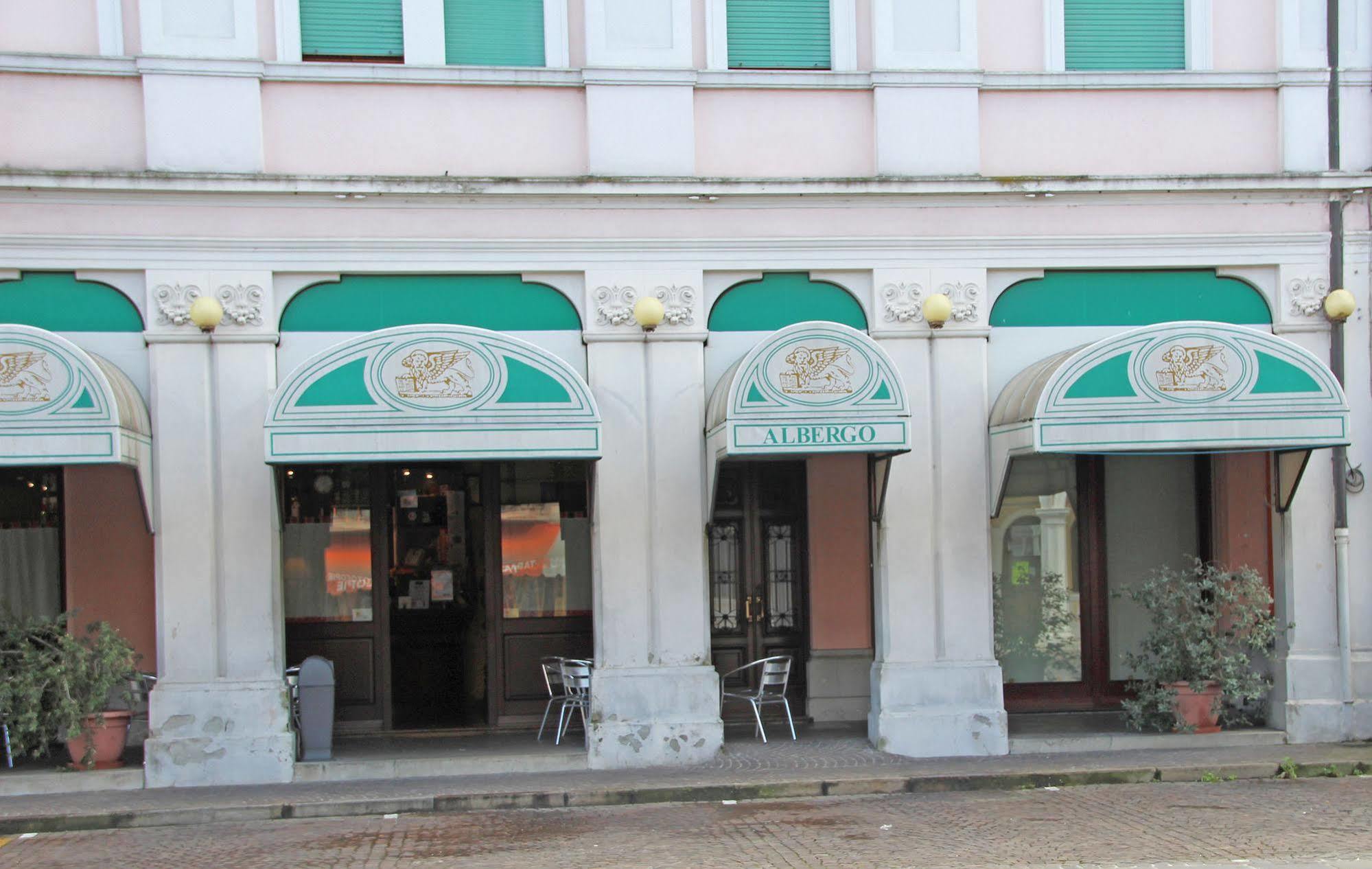 Albergo Ristorante Leon D'Oro نوفينتا دي بْيافي المظهر الخارجي الصورة