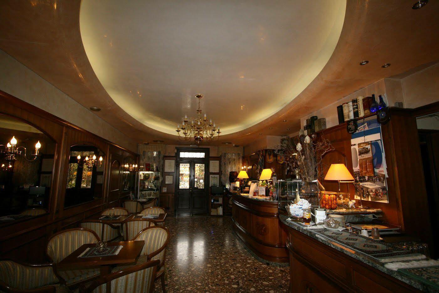 Albergo Ristorante Leon D'Oro نوفينتا دي بْيافي المظهر الخارجي الصورة